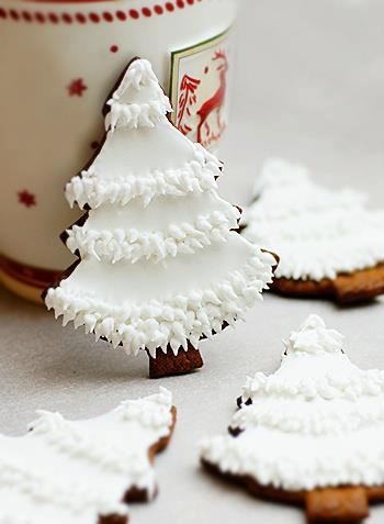 Gingerbread trees with white chocolate for Christmas