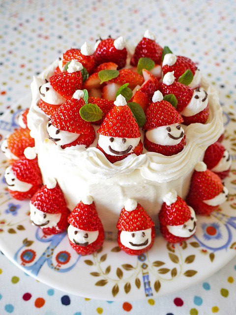 Christmas creative sweets and deserts ideas - Cake with strawberries Santas