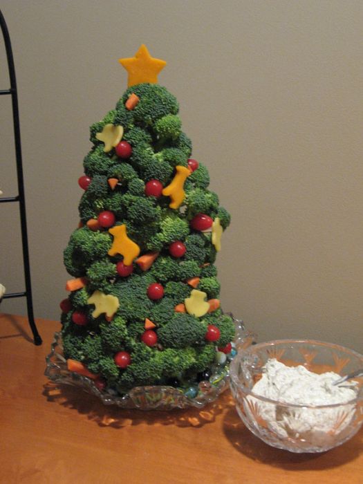 Christmas tree arrangement with broccoli, cauliflower and tomatoes