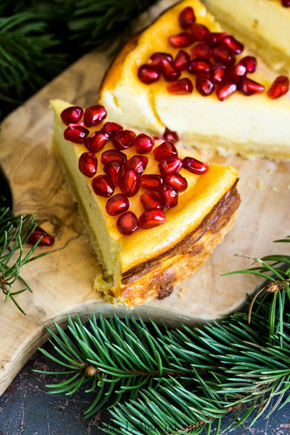 Cheesecake with goat cheese and pomegranate