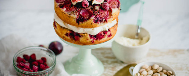 Cake with figs, raspberries and pistachio