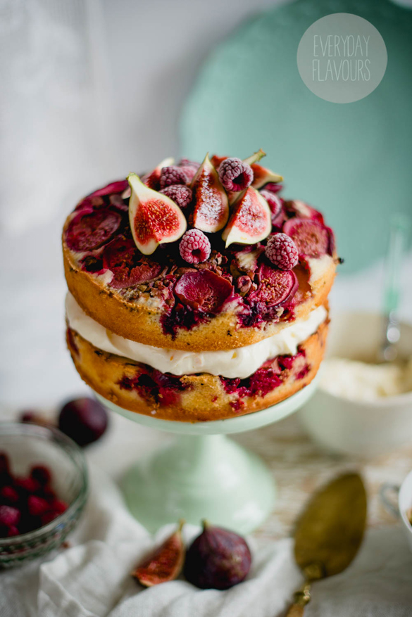 Cake with figs, raspberries and pistachio