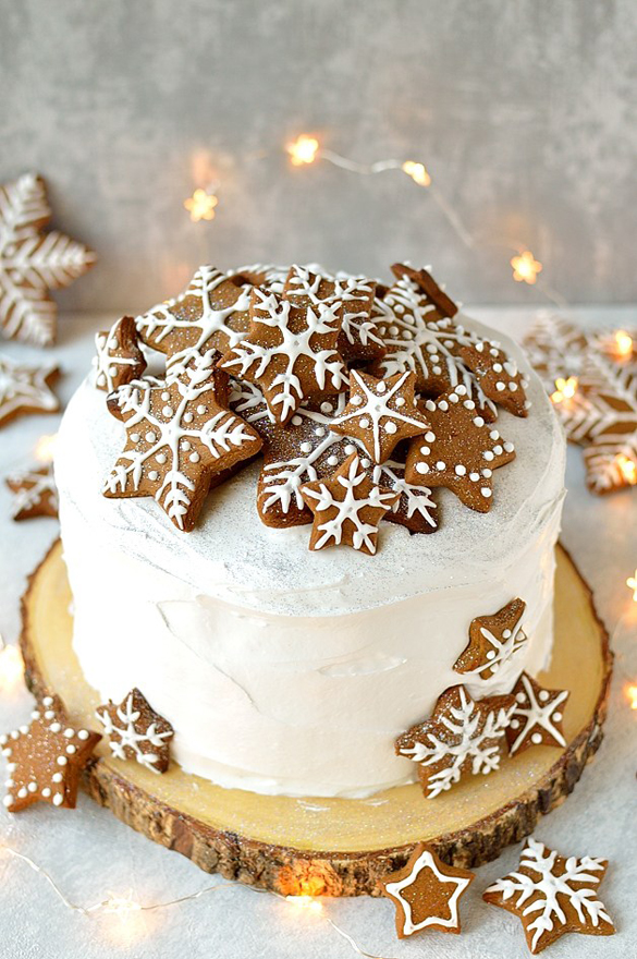 Gingerbread Topped Christmas Cake
