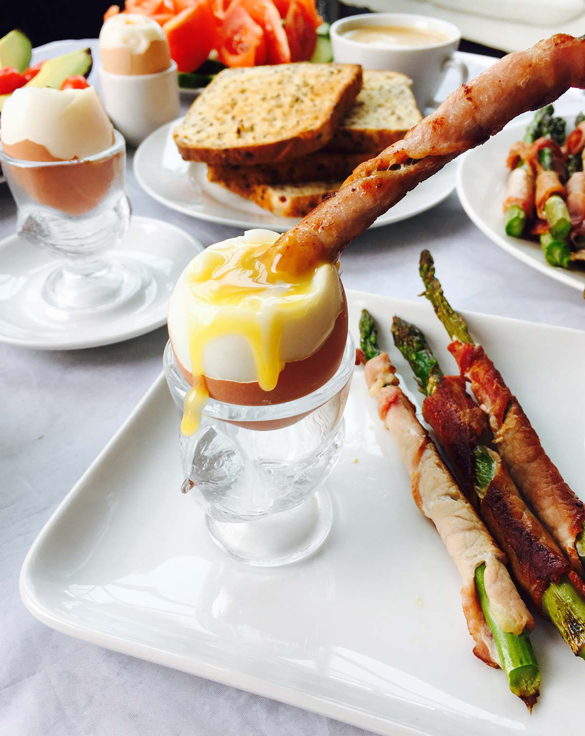 https://www.ramonascuisine.com/egg-and-bacon-wrapped-asparagus-breakfast/